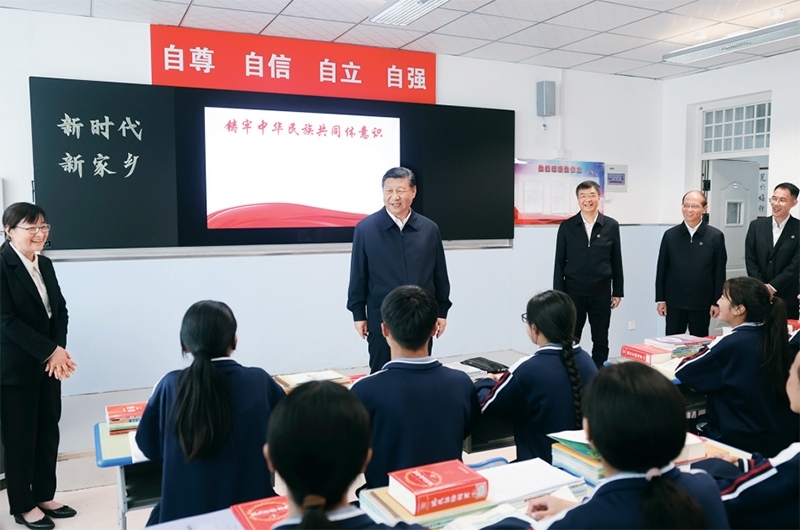 2024年6月18日至19日，中共中央總書記、國家主席、中央軍委主席習(xí)近平在青?？疾?。這是18日下午，習(xí)近平在果洛西寧民族中學(xué)高一（1）班觀摩“新時代、新家鄉(xiāng)”主題思政課。 新華社記者 鞠鵬/攝
