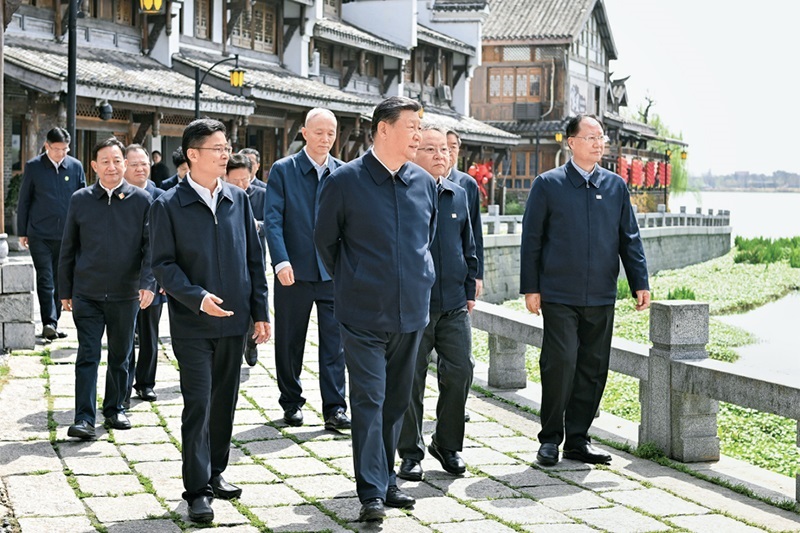 2024年3月18日至21日，中共中央總書記、國家主席、中央軍委主席習(xí)近平在湖南考察。這是19日上午，習(xí)近平在常德河街考察。 新華社記者 謝環(huán)馳/攝