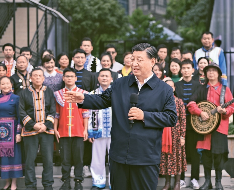 2023年12月14日至15日，中共中央總書記、國家主席、中央軍委主席習(xí)近平在廣西考察。這是14日上午，習(xí)近平在南寧市良慶區(qū)蟠龍社區(qū)考察時，同社區(qū)各族群眾親切交流。 新華社記者 燕雁/攝