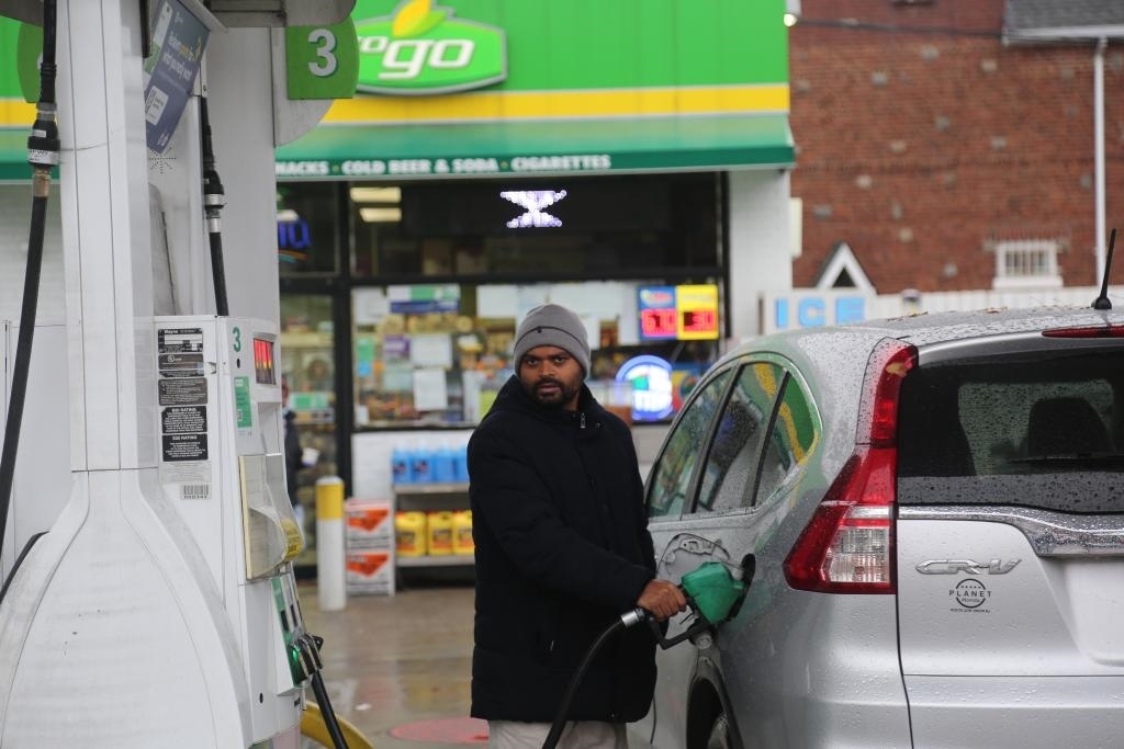 2024年12月11日，一名男子在美國(guó)紐約一處加油站加油。新華社記者劉亞南 攝