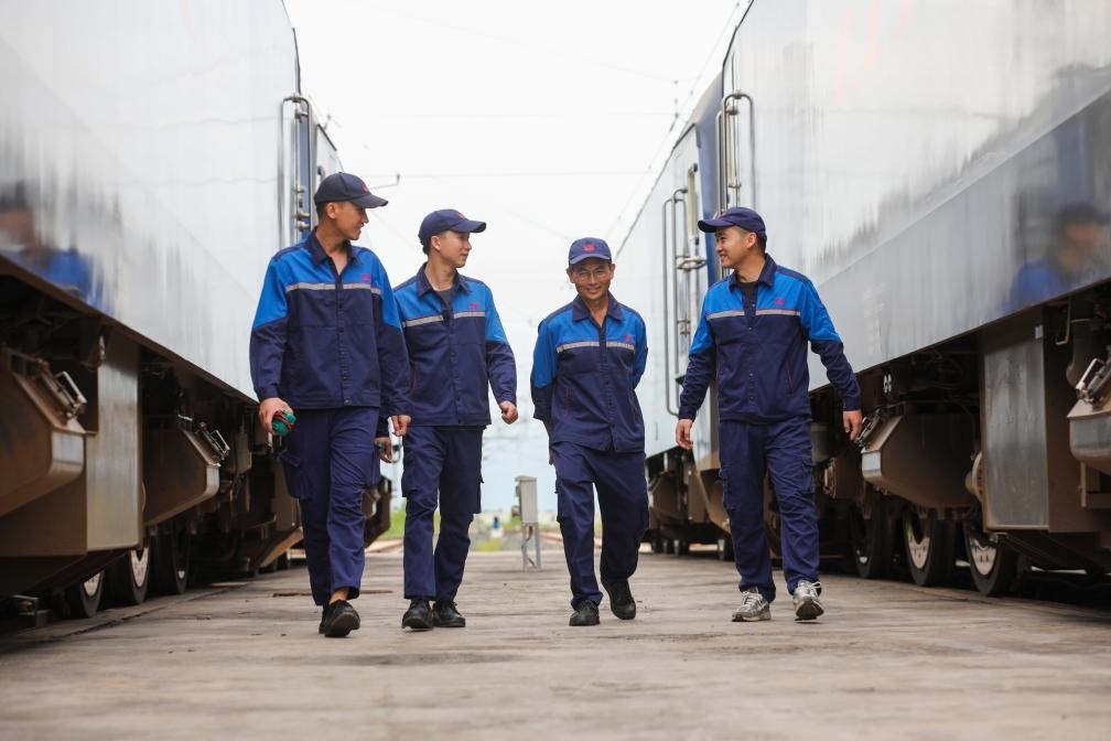 2024年9月9日，來自中國、老撾的師徒4人在中老鐵路萬象運(yùn)營管理中心的機(jī)車檢修庫內(nèi)。新華社發(fā)（楊永全攝）