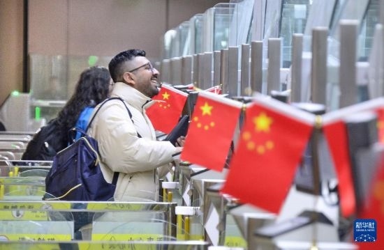 1月2日，國外旅客通過大興機場邊檢站入境。新華社記者 李欣 攝