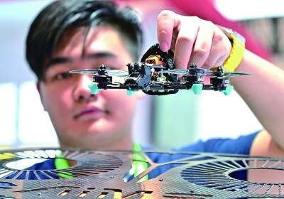 在首屆晉江科技成果轉(zhuǎn)化對接洽談會智能裝備展位，工作人員在展示無人機(jī)研究成果。新華社發(fā)