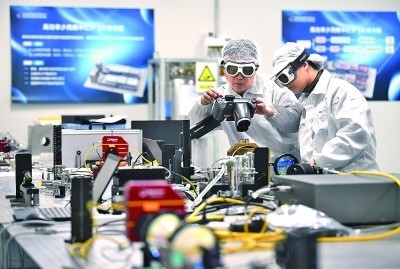 科研人員在中國科學(xué)院西安光學(xué)精密機(jī)械研究所阿秒科學(xué)與技術(shù)研究中心做實驗。新華社發(fā)