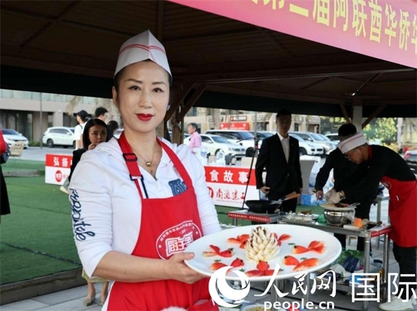 一名參賽選手展示冷盤“荷塘月色”。人民網(wǎng)記者 管克江攝