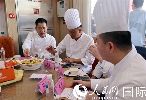 評(píng)委正在品嘗菜品并打分。人民網(wǎng)記者 管克江攝