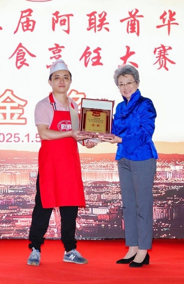 中國(guó)駐迪拜總領(lǐng)事歐渤芊（右）為金獎(jiǎng)獲得者頒獎(jiǎng)。主辦方供圖