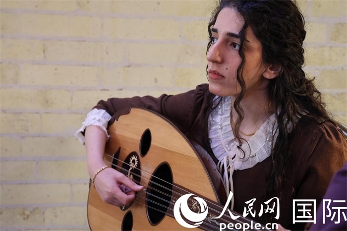 烏德琴女學(xué)員邁希恩。人民網(wǎng) 伊納斯·易卜拉欣攝