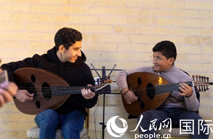 兩名年輕的烏德琴學(xué)員。人民網(wǎng) 伊納斯·易卜拉欣攝