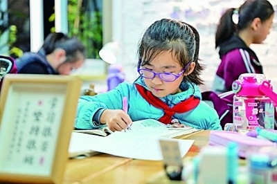 在河南洛陽市澗西區(qū)長(zhǎng)安路街道長(zhǎng)安路二社區(qū)共享自習(xí)室內(nèi)，孩子們?cè)趯W(xué)習(xí)。李衛(wèi)超攝/光明圖片