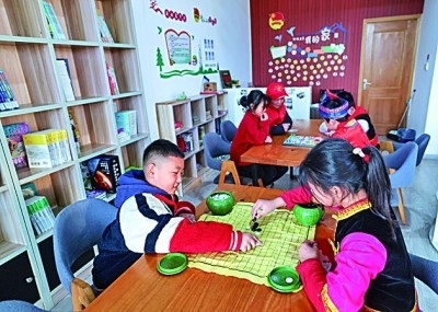 浙江岱山縣秀山鄉(xiāng)秀南村“民生小鋪”里，放學(xué)后的小學(xué)生在下棋。新華社發(fā)