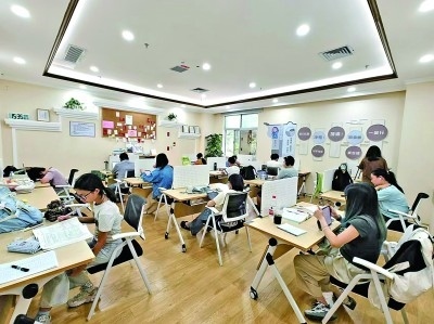 廣東深圳市龍崗區(qū)黨群服務(wù)中心開設(shè)的共享自習(xí)室一景。受訪者供圖