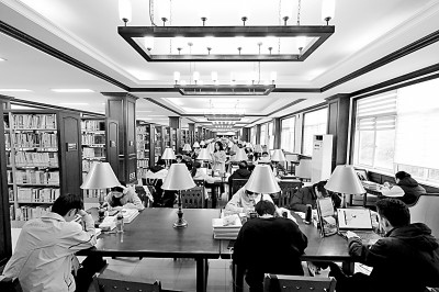 重慶大學(xué)圖書館，大學(xué)生們正在讀書學(xué)習(xí)。孫凱芳攝/光明圖片