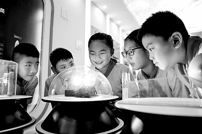 江西省南昌市青云客航天科創(chuàng)空間青少年科普館，孩子們?cè)谟^察光壓傳動(dòng)試驗(yàn)。鮑贛生攝/光明圖片