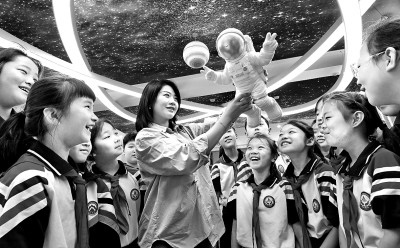 河北省邯鄲市邯山區(qū)實(shí)驗(yàn)小學(xué)老師向?qū)W生們介紹航空航天知識(shí)。郝群英攝/光明圖片