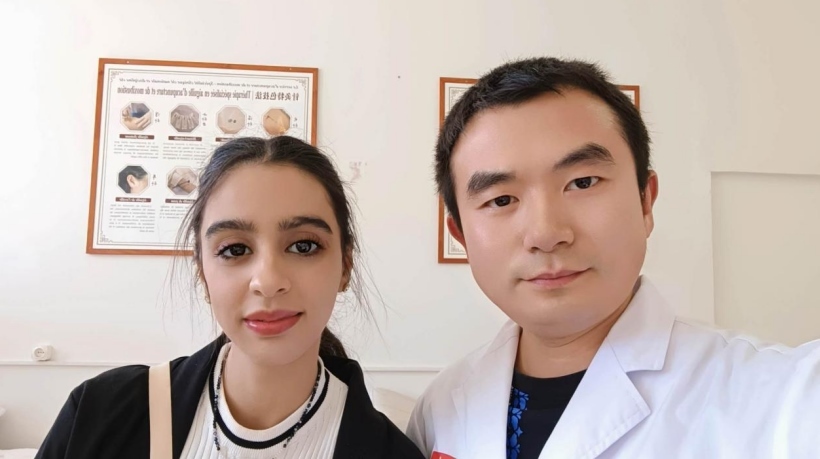 康復(fù)后的阿斯瑪與中國醫(yī)生梁敏。中國援阿爾及利亞醫(yī)療隊(duì)供圖