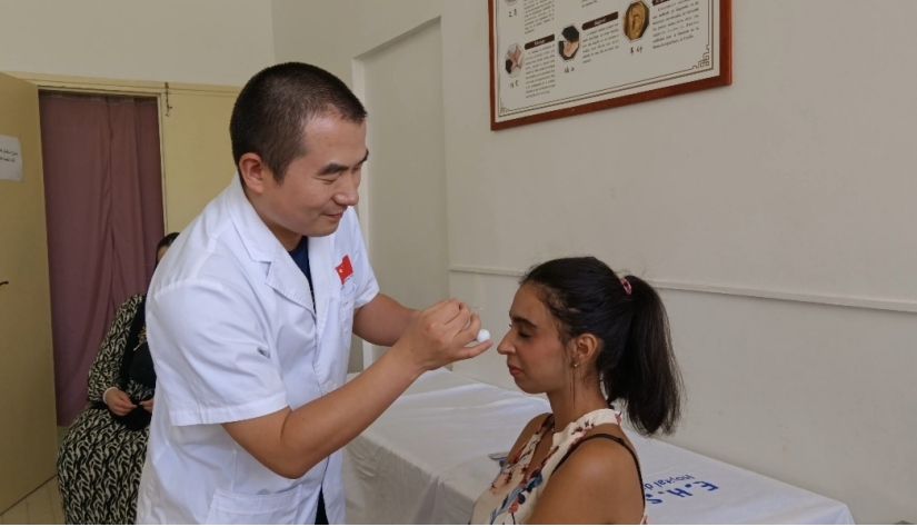 中國醫(yī)生為患者針灸治療。中國援阿爾及利亞醫(yī)療隊(duì)供圖