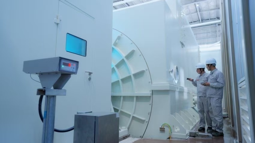 工作人員檢查300兆瓦壓氣儲(chǔ)能示范工程發(fā)電機(jī)。受訪者供圖