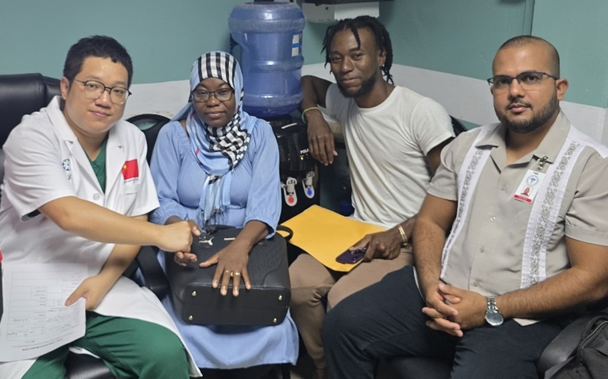 第20期中國援圭亞那醫(yī)療隊(duì)成員與患者及其家屬合影。第20期中國援圭亞那醫(yī)療隊(duì)供圖