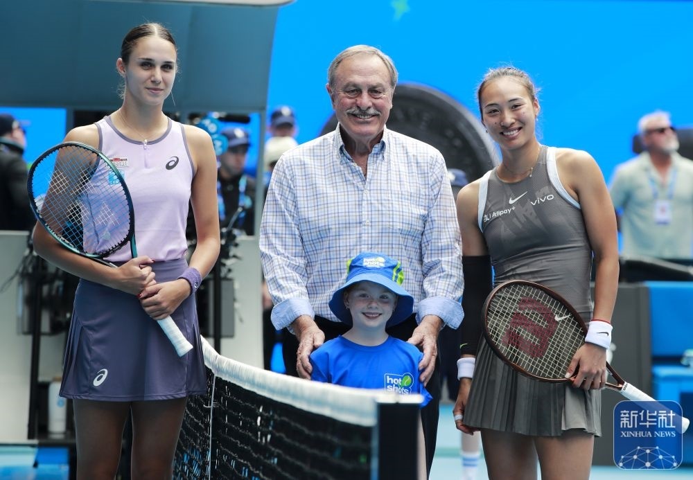 ↑鄭欽文（右）、托多尼（左）在比賽前與澳大利亞網(wǎng)球名將約翰·紐康姆合影。新華社記者 馬平 攝
