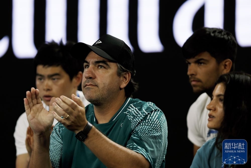 ↑鄭欽文的教練丹特·博蒂尼（中）在場邊觀賽。新華社記者 馬平 攝