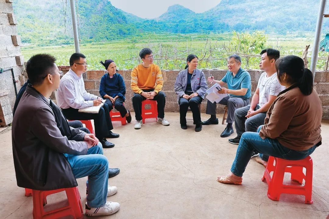 △法學(xué)會法律咨詢專家等入戶走訪、調(diào)解糾紛。