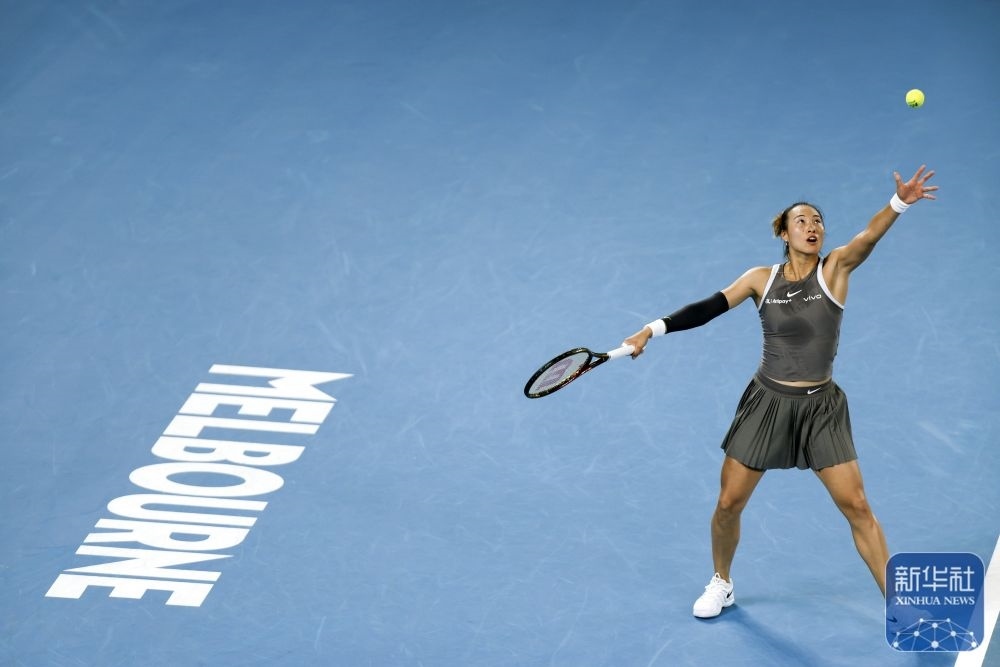 ↑鄭欽文在比賽中發(fā)球。新華社記者 馬平 攝