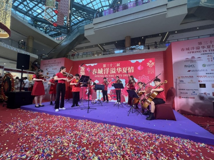 來自中國和新加坡的藝術(shù)團(tuán)體聯(lián)袂表演了歌舞、器樂、武術(shù)、雜技等多種形式的文藝節(jié)目?；顒又鬓k方供圖