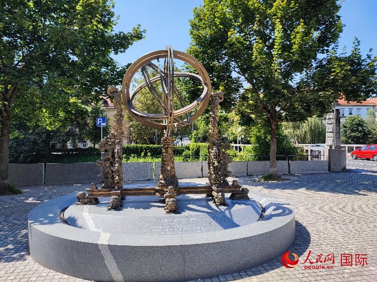 位于盧布爾雅那古城中心河畔的中斯友好紀(jì)念碑。人民網(wǎng)記者 謝亞宏攝