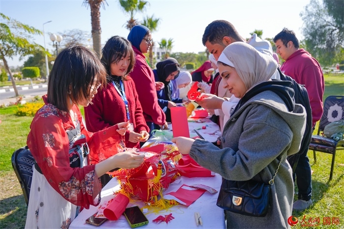 學(xué)生們踴躍參與中國(guó)文化體驗(yàn)活動(dòng)。人民網(wǎng) 塔里克·易卜拉欣攝