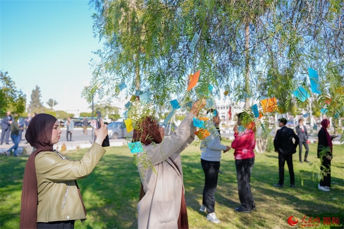 學(xué)生們踴躍參與中國(guó)文化體驗(yàn)活動(dòng)。人民網(wǎng) 塔里克·易卜拉欣攝