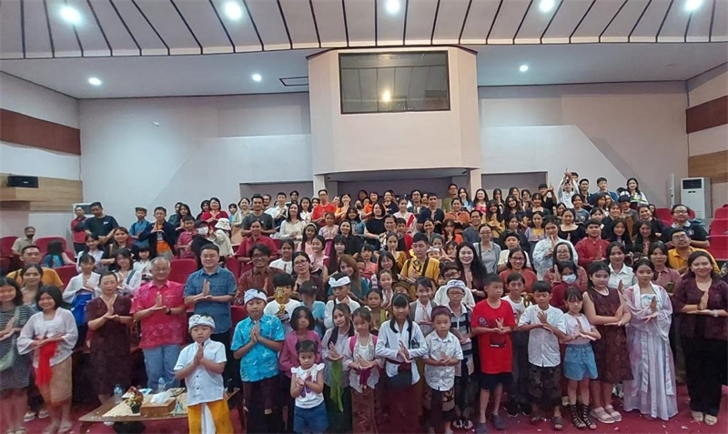 出席活動(dòng)的師生與嘉賓合影。巴陵康孔子學(xué)院供圖