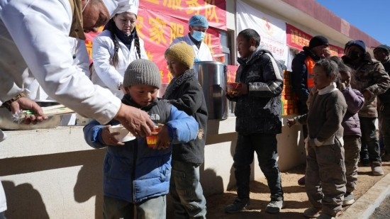 1月14日，廚師們正在給前來用餐的小朋友們打飯。新華社記者 邱星翔 攝