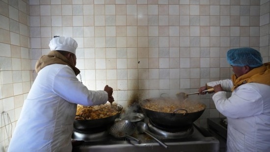 1月14日，服務隊的兩名廚師正在為村民們做午飯。新華社記者 邱星翔 攝