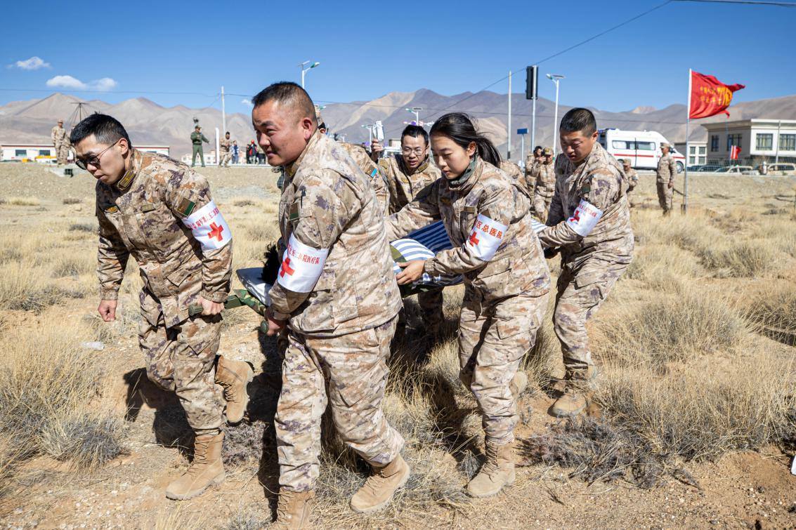 1月9日，日喀則定日縣長所鄉(xiāng)，西藏軍區(qū)總醫(yī)院醫(yī)療隊(duì)隊(duì)員將受傷村民用擔(dān)架從救護(hù)車準(zhǔn)備抬上直升機(jī)，轉(zhuǎn)運(yùn)至拉薩的西藏軍區(qū)總醫(yī)院救治。人民日?qǐng)?bào)記者張武軍攝