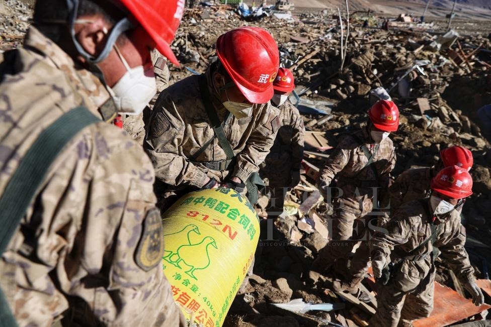 1月10日，定日縣長所鄉(xiāng)古榮村，武警官兵幫助受災(zāi)群眾整理廢墟，搶救被掩埋的物資。環(huán)球時(shí)報(bào)記者崔萌攝