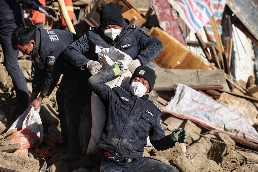 1月9日，定日縣長所鄉(xiāng)古榮村，日喀則市公安局民警協(xié)助受災(zāi)群眾清理廢墟。 環(huán)球時(shí)報(bào)記者 崔萌攝