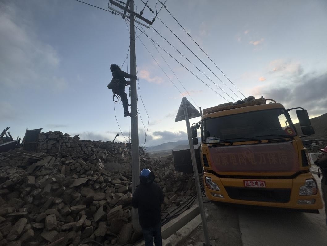 1月10日，定日縣長所鄉(xiāng)，國家電網(wǎng)西藏電力員工正在搶修災(zāi)區(qū)受損線路。人民日?qǐng)?bào)記者宋豪新攝