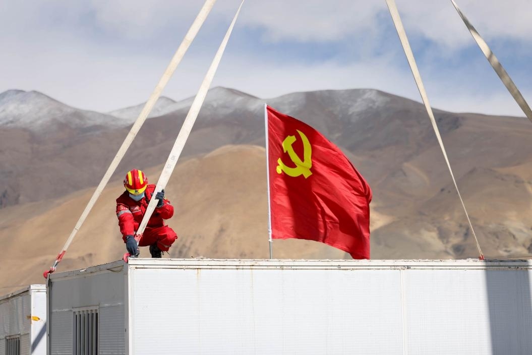 1月13日，定日縣長所鄉(xiāng)嘎布村安置點(diǎn)，中國安能三局成都基地支援震區(qū)的黨員突擊隊(duì)隊(duì)員在搭建活動(dòng)板房。人民日?qǐng)?bào)記者張武軍攝