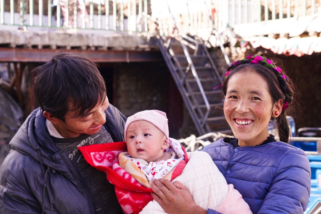 1月11日，在西藏日喀則市人民醫(yī)院，受災(zāi)群眾抱著自己在地震中受傷的孩子康復(fù)出院。人民日?qǐng)?bào)記者徐馭堯攝