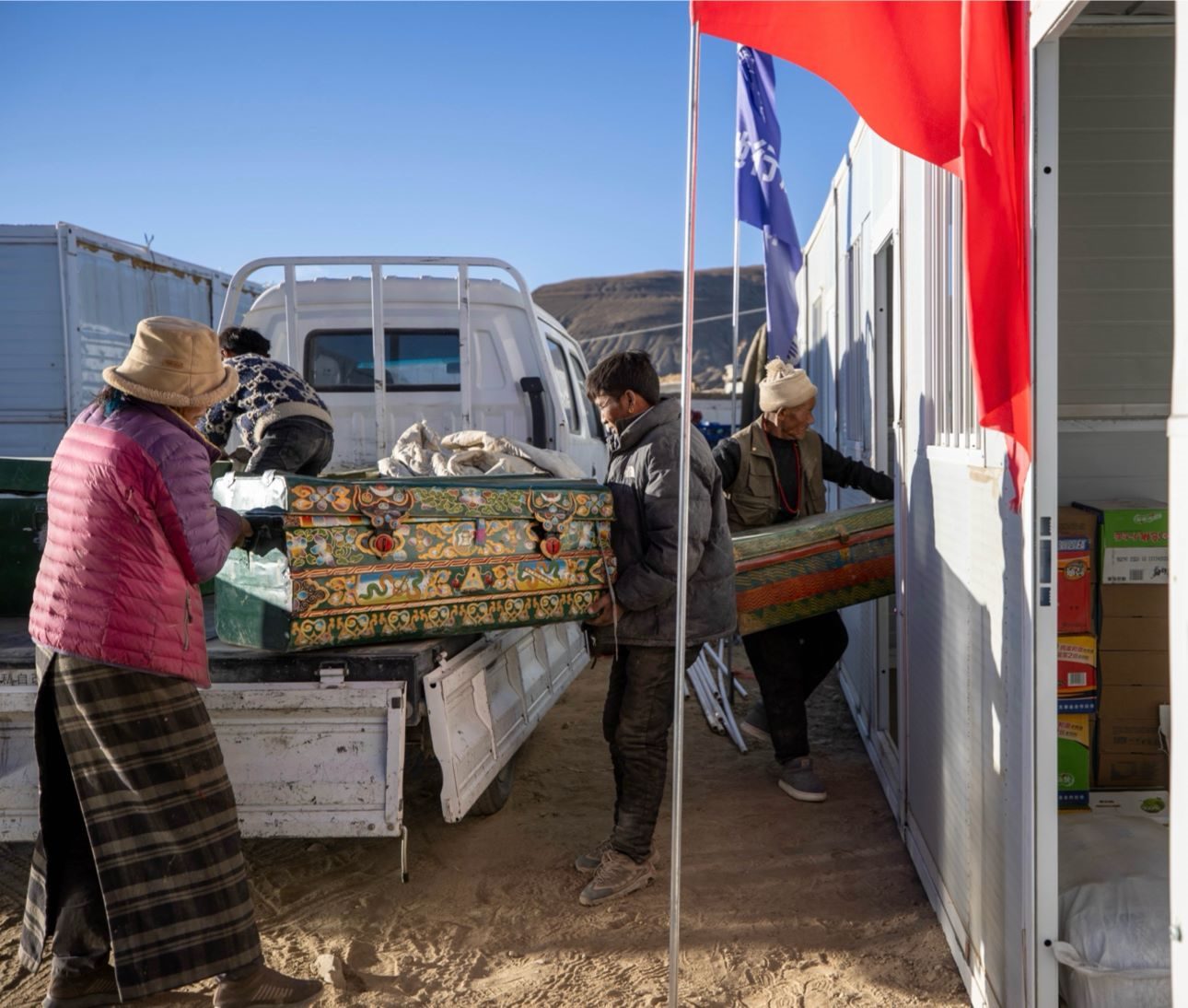 1月11日，西藏定日縣曲洛鄉(xiāng)措昂村，首批入住活動(dòng)板房的村民正在搬運(yùn)物品，為入住做準(zhǔn)備。人民日?qǐng)?bào)記者張武軍攝
