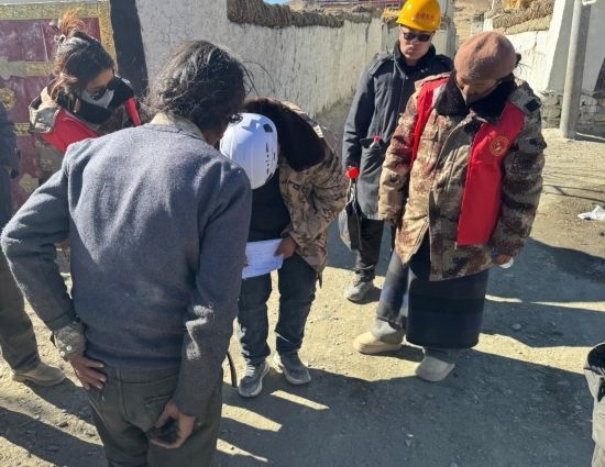 1月13日，次旺（右一）陪同工作組走訪村莊，評(píng)估房屋受損程度。新華社發(fā)