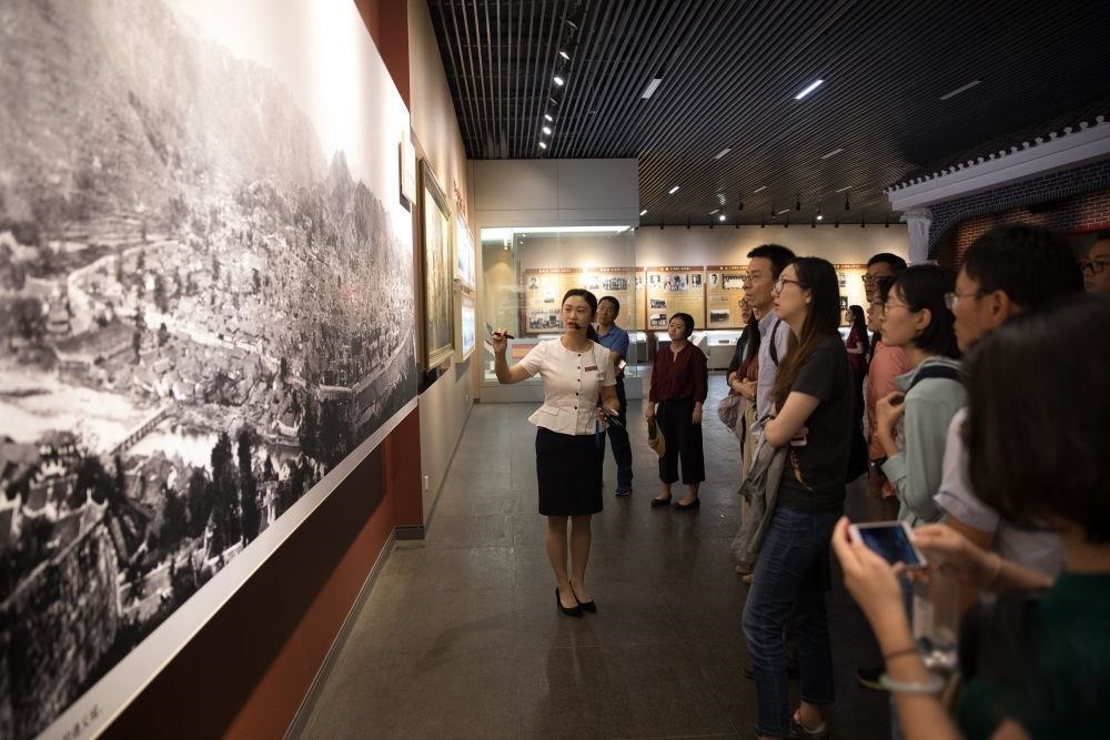 △參觀者在遵義會議紀(jì)念館聽取介紹。