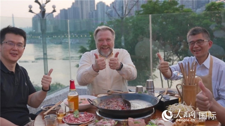 軻寶華和同事在重慶南濱路吃火鍋。人民網(wǎng)記者 蘇纓翔攝