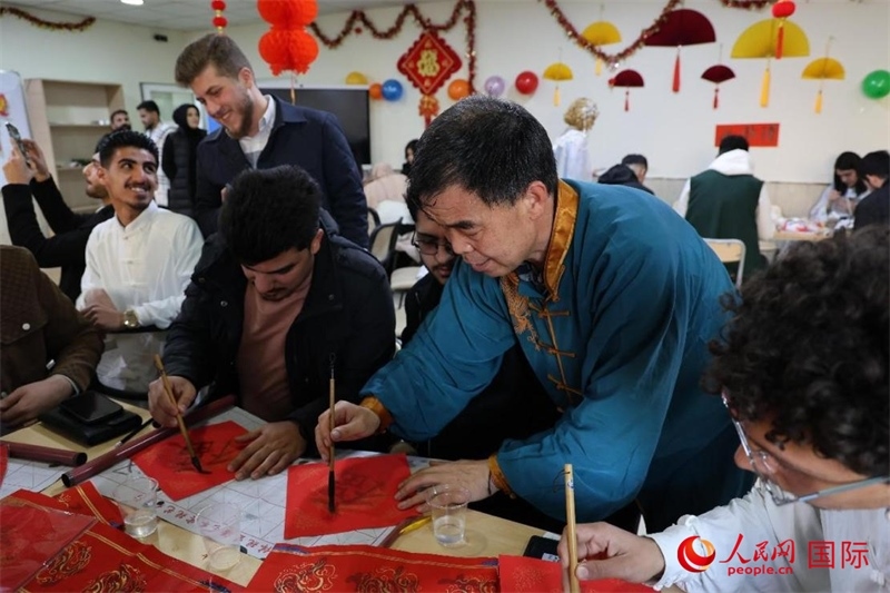 寫福字。人民網(wǎng)伊納斯·易卜拉欣攝