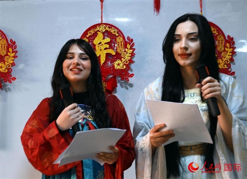 活動(dòng)由中文系學(xué)生主持。人民網(wǎng)伊納斯·易卜拉欣攝