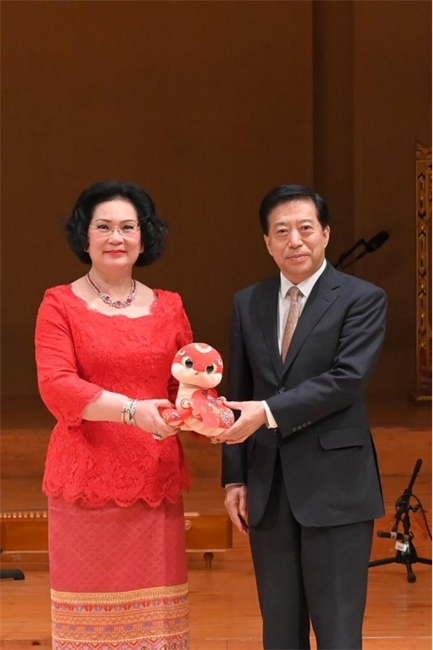 中國駐泰國大使韓志強(qiáng)與國際奧委會委員、泰國愛樂樂團(tuán)董事會主席坤仁帕塔瑪共同出席音樂會。主辦方供圖
