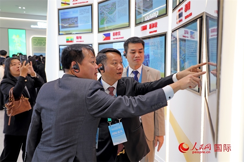 越南參會(huì)代表在南寧國(guó)際會(huì)展中心參觀(guān)。人民網(wǎng)記者 趙益普攝