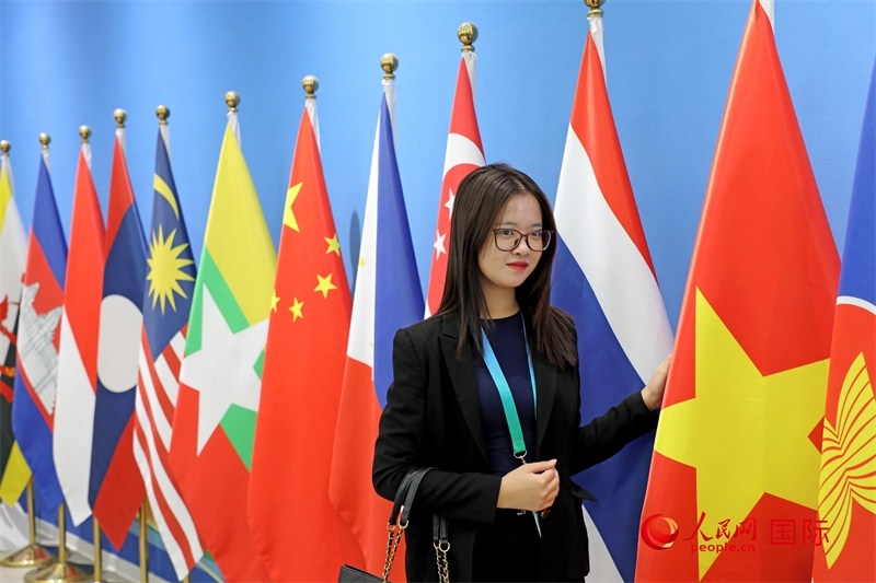 越南芒街市參會(huì)代表在南寧國(guó)際會(huì)展中心參觀(guān)。人民網(wǎng)記者 趙益普攝