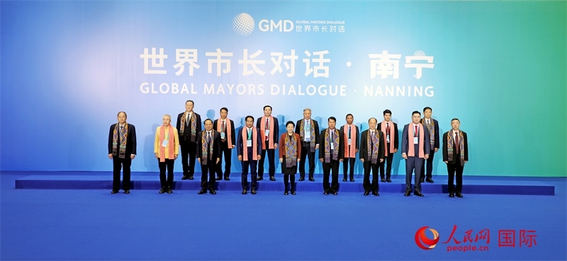 在南寧國(guó)際會(huì)展中心金桂花廳外，參加活動(dòng)的中國(guó)和東盟國(guó)家市長(zhǎng)合影留念。人民網(wǎng)記者 趙益普攝